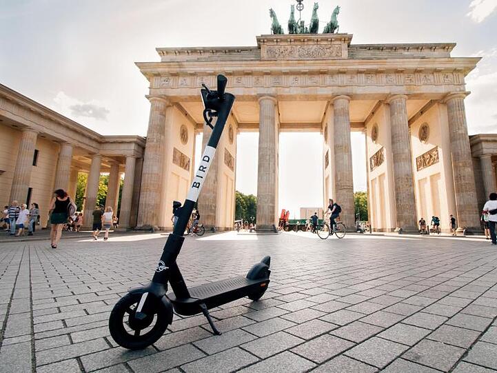 Ein E-Tretroller des Anbieters Bird steht vor dem Brandenburger Tor. Die US-Firma, die bereits in 140 Städten weltweit aktiv ist, startet an diesem Montag in Berlin, Hamburg, Koln, Frankfurt und Munchen mit zunächst jeweils 100 Scootern.