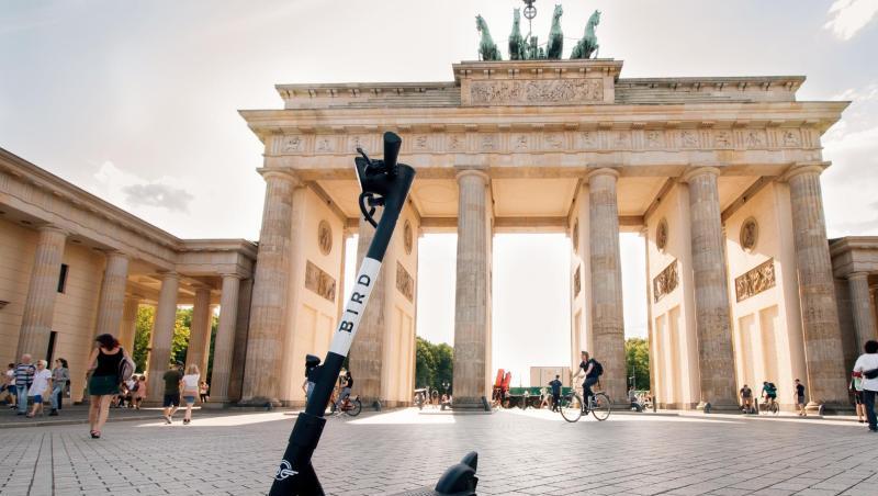 Ein E-Tretroller des Anbieters Bird steht vor dem Brandenburger Tor. Die US-Firma, die bereits in 140 Städten weltweit aktiv ist, startet an diesem Montag in Berlin, Hamburg, Koln, Frankfurt und Munchen mit zunächst jeweils 100 Scootern. Ein E-Tretroller des Anbieters Bird steht vor dem Brandenburger Tor. Die US-Firma, die bereits in 140 Städten weltweit aktiv ist, startet an diesem Montag in Berlin, Hamburg, Koln, Frankfurt und Munchen mit zunächst jeweils 100 Scootern.