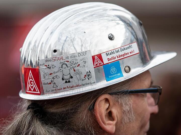 "Ohne Stahl ist alles doof" steht auf dem Helm eines Stahlarbeiters. Die Gewerkschaft IG Metall fordert sechs Prozent mehr Lohn und die Umwandlung von Geld in Freizeit.