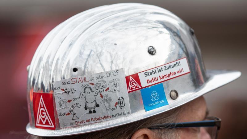 "Ohne Stahl ist alles doof" steht auf dem Helm eines Stahlarbeiters. Die Gewerkschaft IG Metall fordert sechs Prozent mehr Lohn und die Umwandlung von Geld in Freizeit. "Ohne Stahl ist alles doof" steht auf dem Helm eines Stahlarbeiters. Die Gewerkschaft IG Metall fordert sechs Prozent mehr Lohn und die Umwandlung von Geld in Freizeit.