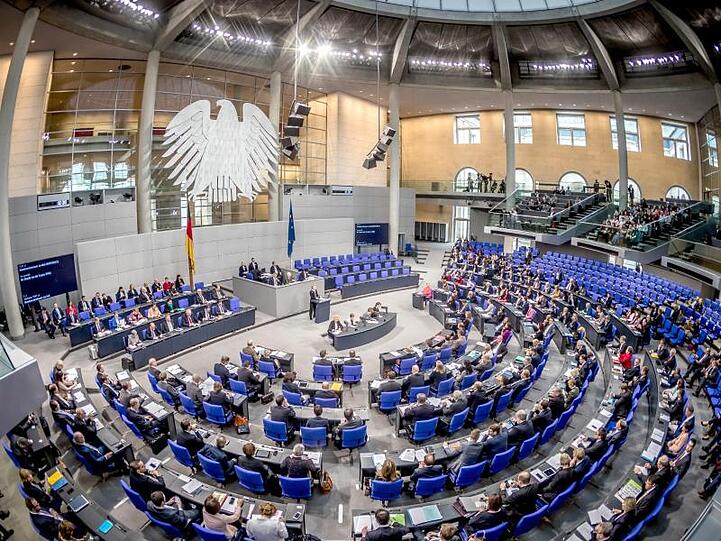 Sitzung des Deutschen Bundestages. Am 7. September 1949 trat das Parlament in Bonn erstmals zusammen.