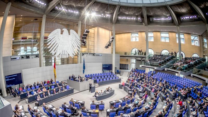 Sitzung des Deutschen Bundestages. Am 7. September 1949 trat das Parlament in Bonn erstmals zusammen. Sitzung des Deutschen Bundestages. Am 7. September 1949 trat das Parlament in Bonn erstmals zusammen.