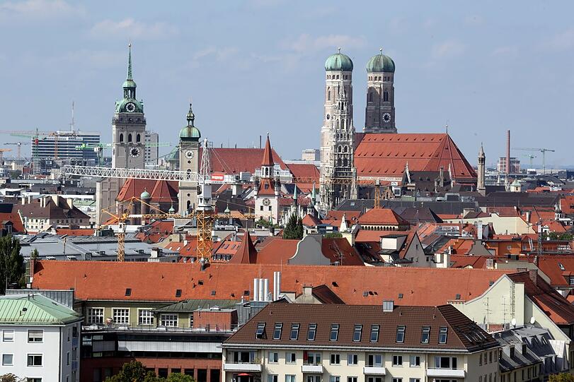 Der klassische Blick zur Altstadt mit Frauenkirche, Altem und Neuem Rathaus, Heiliggeist-Kirche, Alter Peter, BR-Hochhaus und - mittig ganz klein hinten - das Schwesternheim am Rotkreuzplatz.