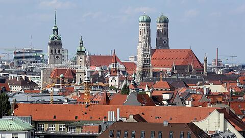 Der klassische Blick zur Altstadt mit Frauenkirche, Altem und Neuem Rathaus, Heiliggeist-Kirche, Alter Peter, BR-Hochhaus und - mittig ganz klein hinten - das Schwesternheim am Rotkreuzplatz.