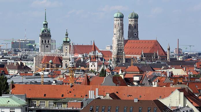 Der klassische Blick zur Altstadt mit Frauenkirche, Altem und Neuem Rathaus, Heiliggeist-Kirche, Alter Peter, BR-Hochhaus und - mittig ganz klein hinten - das Schwesternheim am Rotkreuzplatz.