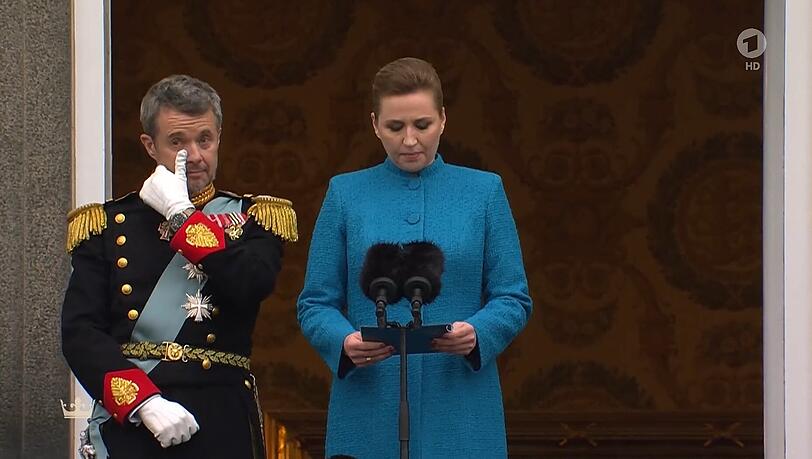 König Frederik X. weint auf dem Balkon bei seiner Proklamation. Daneben steht die dänische Ministerpräsidentin Mette Frederiksen. König Frederik X. weint auf dem Balkon bei seiner Proklamation. Daneben steht die dänische Ministerpräsidentin Mette Frederiksen.