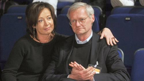 André Brie nach seiner Wahlniederlage beim Europa-Parteitag mit seiner Ehefrau, der sächsischen Landtagsabgeordneten Ingrid Mattern. André Brie nach seiner Wahlniederlage beim Europa-Parteitag mit seiner Ehefrau, der sächsischen Landtagsabgeordneten Ingrid Mattern.