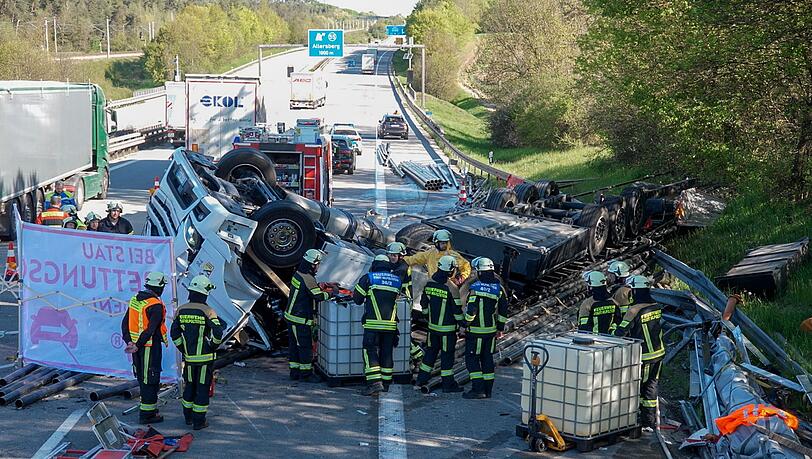 Rettungskr&auml;fte sind vor Ort an der Unfallstelle.