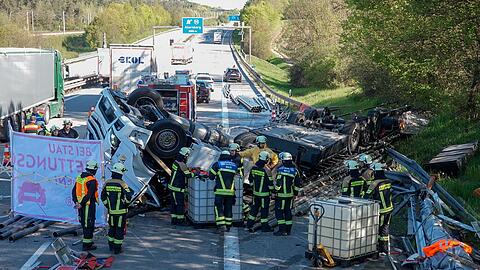 Rettungskr&auml;fte sind vor Ort an der Unfallstelle.
