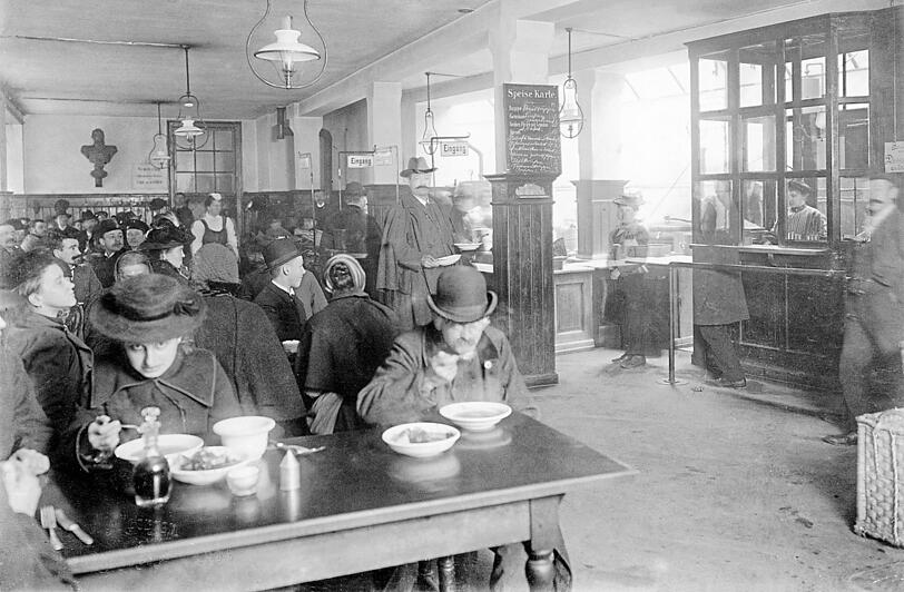 Armut gab&rsquo;s in M&uuml;nchen immer schon: Hier ein Blick 1904 in die &ouml;ffentliche Speisehalle f&uuml;r Bed&uuml;rftige in der Hotterstra&szlig;e in der Altstadt.