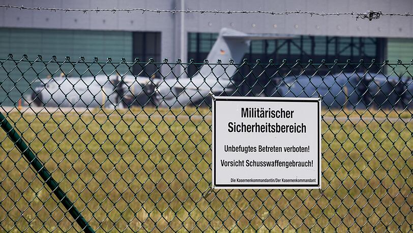 Transportflugzeuge vom Typ Airbus A400M stehen auf dem Fliegerhorst Wunstorf. Deutschland bietet Venezuela Unterst&uuml;tzung an.