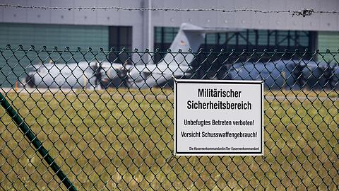 Transportflugzeuge vom Typ Airbus A400M stehen auf dem Fliegerhorst Wunstorf. Deutschland bietet Venezuela Unterst&uuml;tzung an.