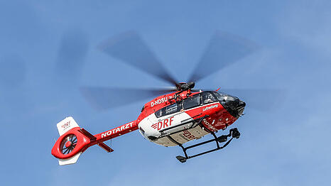 Ein Rettungshubschrauber fliegt vorsorglich einen Notarzt zur Unfallstelle. (Symbolbild)