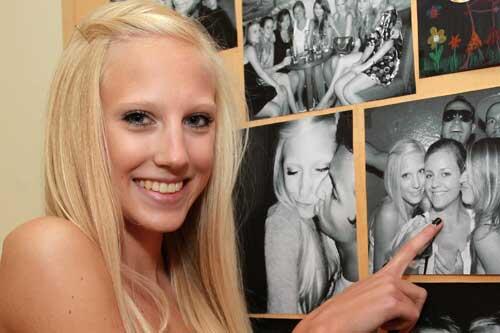 Ihre Freunde sind der schönen Blondine besonders wichtig.