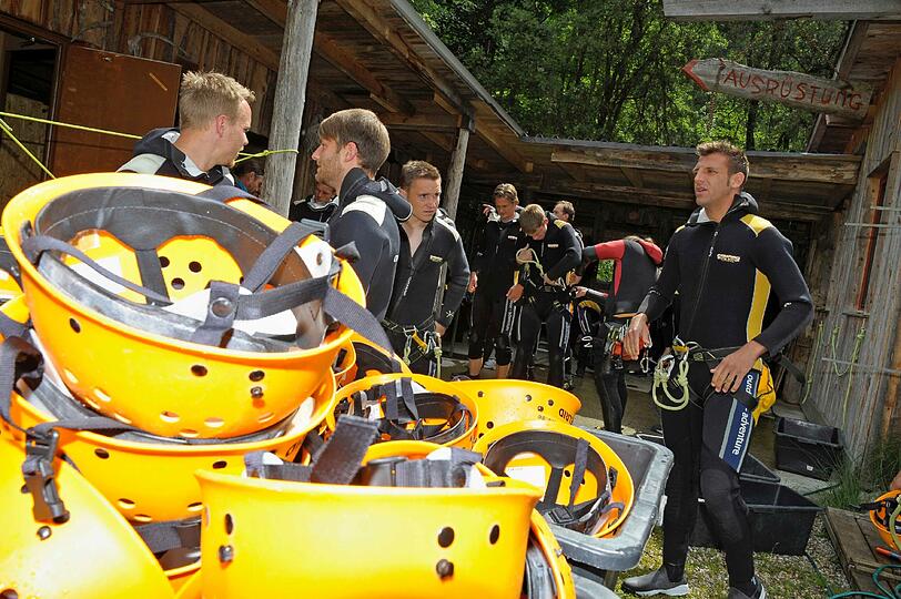 Die Löwen beim Team-Building: Beim Trainingslager in Bad Häring stand am Freitag Canyoning auf dem Programm. Die Bilder aus den Schluchten!