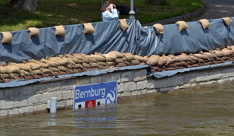Sandsäcke liegen im Zentrum von Bernburg (Sachsen-Anhalt) auf einer Mauer am Ufer der Saale. Das Hochwasser der Saale hat sich aus der Stadt weitestgehend zurückgezogen.
