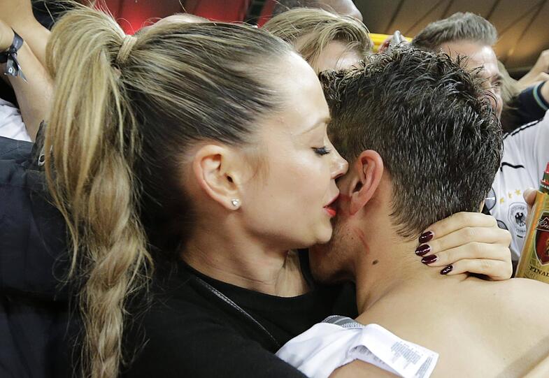Ein Küsschen für den Weltmeister: Mandy Capristo feiert ihren Mesut.