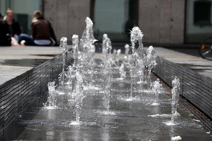 Am St.-Jakobs-Platz macht das Wasser sogar Luftsprünge.