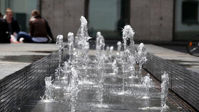 Am St.-Jakobs-Platz macht das Wasser sogar Luftsprünge. Am St.-Jakobs-Platz macht das Wasser sogar Luftsprünge.