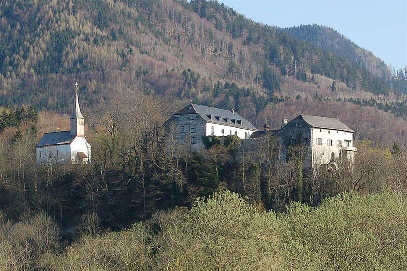 Die Burg Marquartstein am Rande des Chiemsees soll bald einen neuen Besitzer haben.