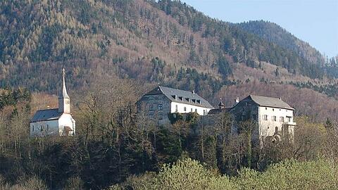 Die Burg Marquartstein am Rande des Chiemsees soll bald einen neuen Besitzer haben.