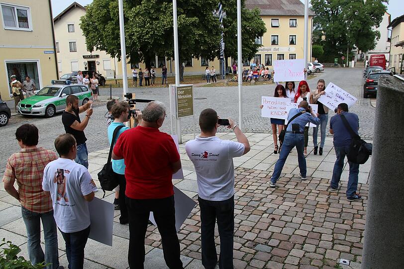 Pornodarstellerin Natalie Hot mit Sympathisanten bei einer Demo vor dem Ampfinger Rathaus.