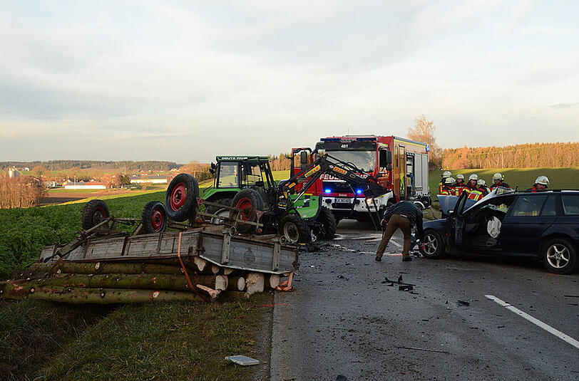 Bilder vom Unfallort bei Bodenkirchen. Ein BMW ist hier frontal mit einem Traktor zusammengestoßen.