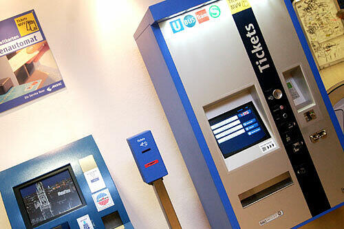 Der Gang zum Automaten lohnt sich: 60 Euro Bußgeld werden fürs Schwarzfahren fällig.