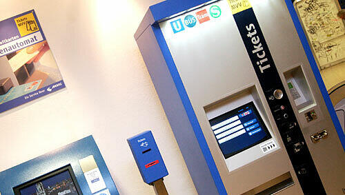Der Gang zum Automaten lohnt sich: 60 Euro Bußgeld werden fürs Schwarzfahren fällig.