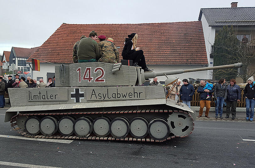 Der Panzer mit den Aufschriften "Ilmtaler Asyabwehr" und "Asylpaket III" sorgte für Empörung beim fröhlichen Faschingszug nach Steinkirchen.