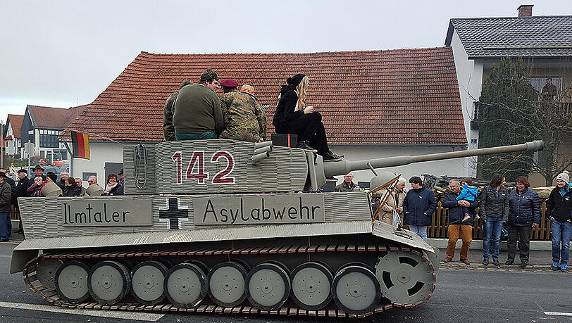 Der Panzer mit den Aufschriften "Ilmtaler Asyabwehr" und "Asylpaket III" sorgte für Empörung beim fröhlichen Faschingszug nach Steinkirchen. Der Panzer mit den Aufschriften "Ilmtaler Asyabwehr" und "Asylpaket III" sorgte für Empörung beim fröhlichen Faschingszug nach Steinkirchen.