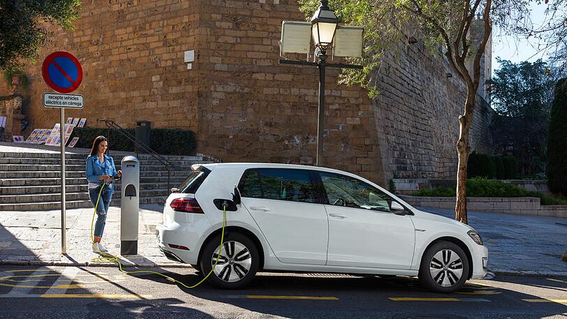 Die "Tankstelle" steht an der Straße: der e-Golf beim Volltanken.