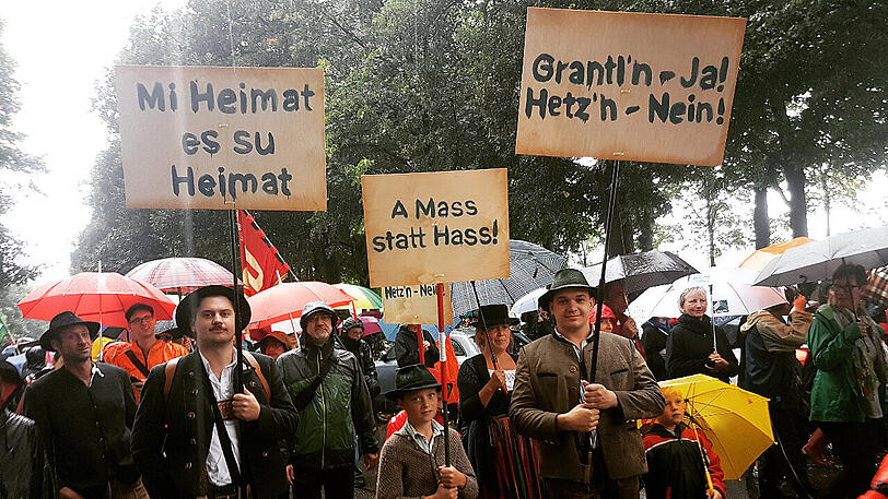 Die Riederinger und ihre Kampagne bei der Ausgehetzt-Demo im Juli.