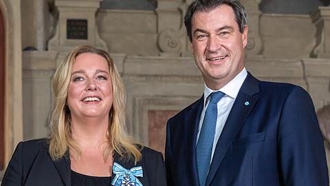 Katharina Wagner bekommt von Markus Söder (CSU), Ministerpräsident von Bayern, den Bayerischen Verdienstorden überreicht.