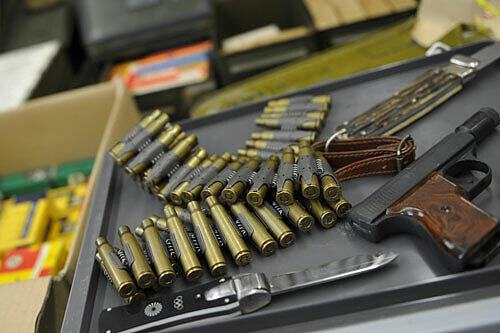 In Pasing hat ein 40-jähriger Rechtsanwalt Waffen und Material zur Sprengstoffherstellung gesammelt. In seinem Arbeitszimmer waren darüber hinaus NS-Devotionalien. (Symbolbild)