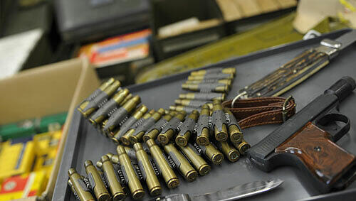 In Pasing hat ein 40-jähriger Rechtsanwalt Waffen und Material zur Sprengstoffherstellung gesammelt. In seinem Arbeitszimmer waren darüber hinaus NS-Devotionalien. (Symbolbild) In Pasing hat ein 40-jähriger Rechtsanwalt Waffen und Material zur Sprengstoffherstellung gesammelt. In seinem Arbeitszimmer waren darüber hinaus NS-Devotionalien. (Symbolbild)