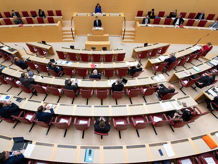 Markus Söder (CSU, M, 2.v.hinten) spricht bei der Sitzung im bayerischen Landtag. Foto: Sven Hoppe/dpa