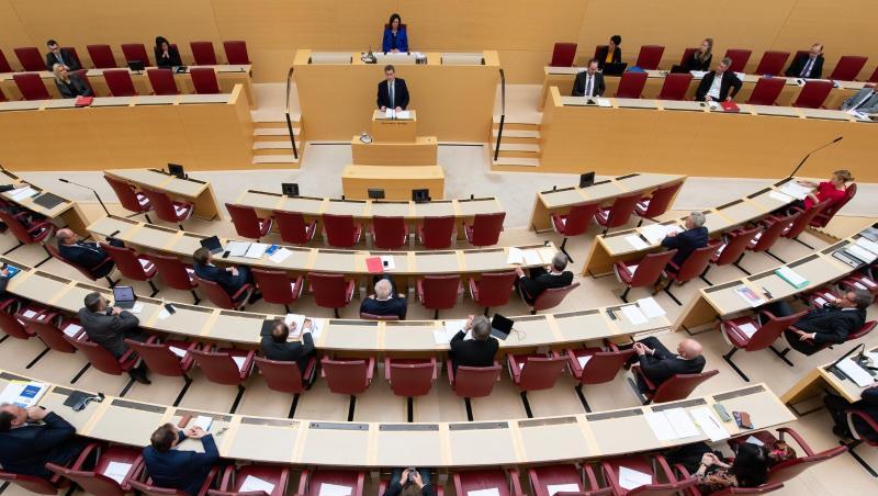 Markus Söder (CSU, M, 2.v.hinten) spricht bei der Sitzung im bayerischen Landtag. Foto: Sven Hoppe/dpa Markus Söder (CSU, M, 2.v.hinten) spricht bei der Sitzung im bayerischen Landtag. Foto: Sven Hoppe/dpa