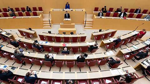 Markus Söder (CSU, M, 2.v.hinten) spricht bei der Sitzung im bayerischen Landtag. Foto: Sven Hoppe/dpa