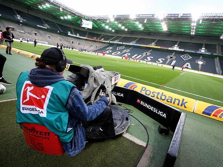 Alle Spiele der Fußball-Bundesliga werden weiter im Internet oder TV zu sehen sein.