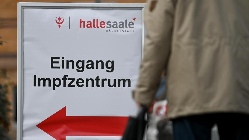 Ein Schild vor dem Impfzentrum in Halle/Saale weist den Weg zum Eingang. Gibt es bald Privilegien für bereits Geimpfte?.