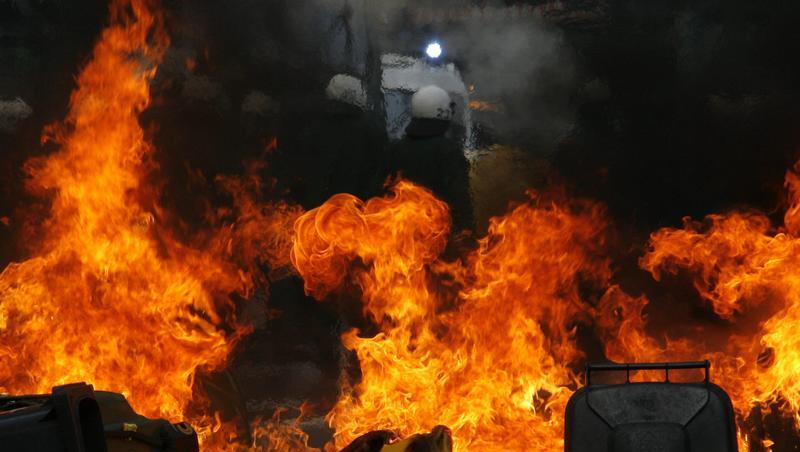 Polizisten räumen in Hamburg eine brennende Barrikade. Polizisten räumen in Hamburg eine brennende Barrikade.