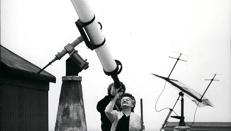 Erst Reinemachen, dann in den Himmel schauen: Diese beiden Frauen blinzeln im März 1959 durch das Teleskop.