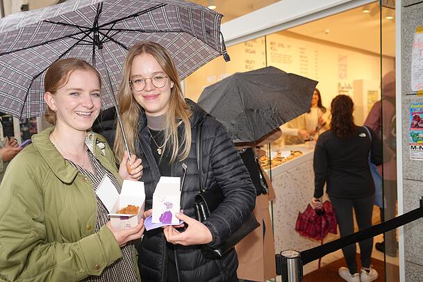 Auch die Studentinnen Elena (23) und Sarah (21) standen bei Cinnamood an. Auch die Studentinnen Elena (23) und Sarah (21) standen bei Cinnamood an.