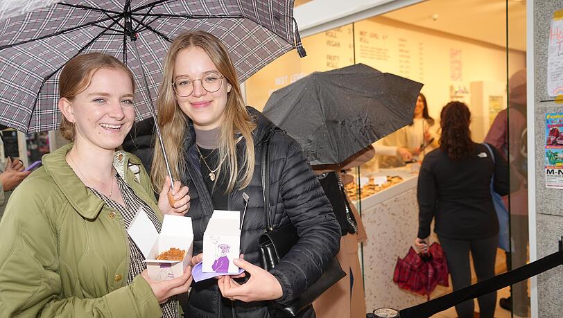 Auch die Studentinnen Elena (23) und Sarah (21) standen bei Cinnamood an. Auch die Studentinnen Elena (23) und Sarah (21) standen bei Cinnamood an.