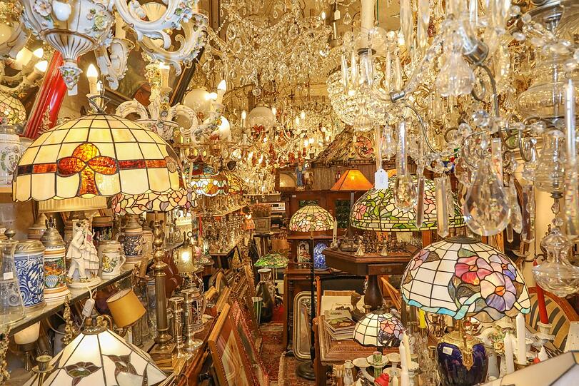 Wie es funkelt und glitzert! In der "Kunst Oase" an der Hohenzollernstraße 58 strahlen mehrere Hundert Lampen und Lüster von der Decke.
