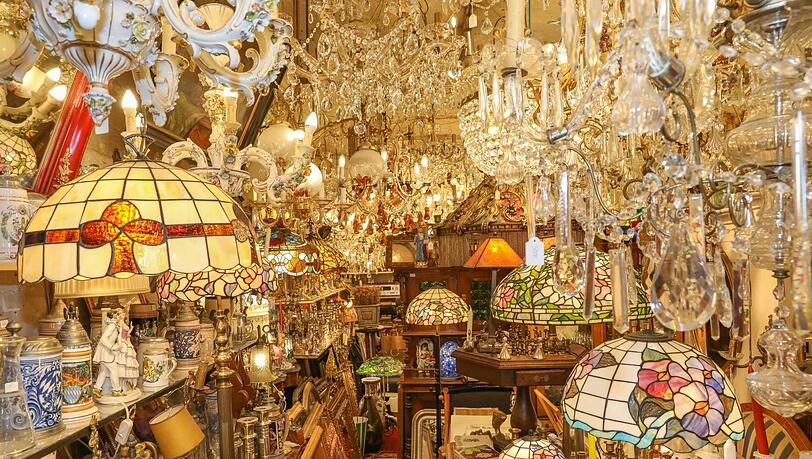 Wie es funkelt und glitzert! In der "Kunst Oase" an der Hohenzollernstraße 58 strahlen mehrere Hundert Lampen und Lüster von der Decke. Wie es funkelt und glitzert! In der "Kunst Oase" an der Hohenzollernstraße 58 strahlen mehrere Hundert Lampen und Lüster von der Decke.
