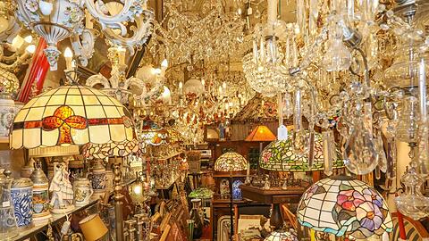 Wie es funkelt und glitzert! In der "Kunst Oase" an der Hohenzollernstraße 58 strahlen mehrere Hundert Lampen und Lüster von der Decke.