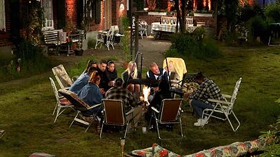 Die prominenten Paare agieren auf dem Grundstück eines alten Landhauses – und werden permanent gefilmt
