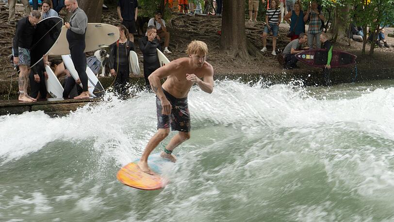 Auf der Eisbachwelle in München wird wieder gesurft. Auf der Eisbachwelle in München wird wieder gesurft.